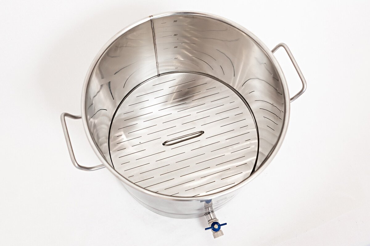 Сусловарочный котел с установленным фальшдном и краном, ниже уровня фальшдна.