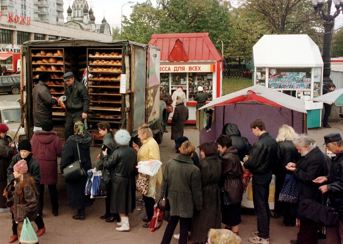 Было время, когда любой товар можно было купить прямо у дома. Фото: anews.com