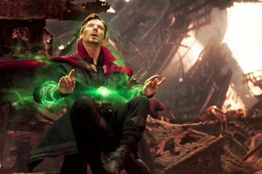 Доктор Стрэйндж просматривает возможные варианты будущего с помощью Глаза Агамотто.