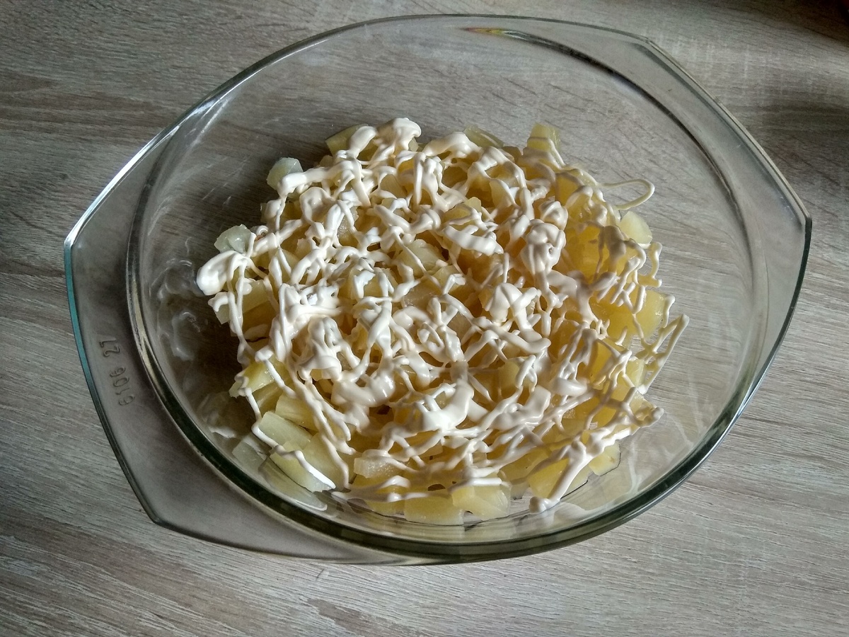 Первый слой - ананасы..