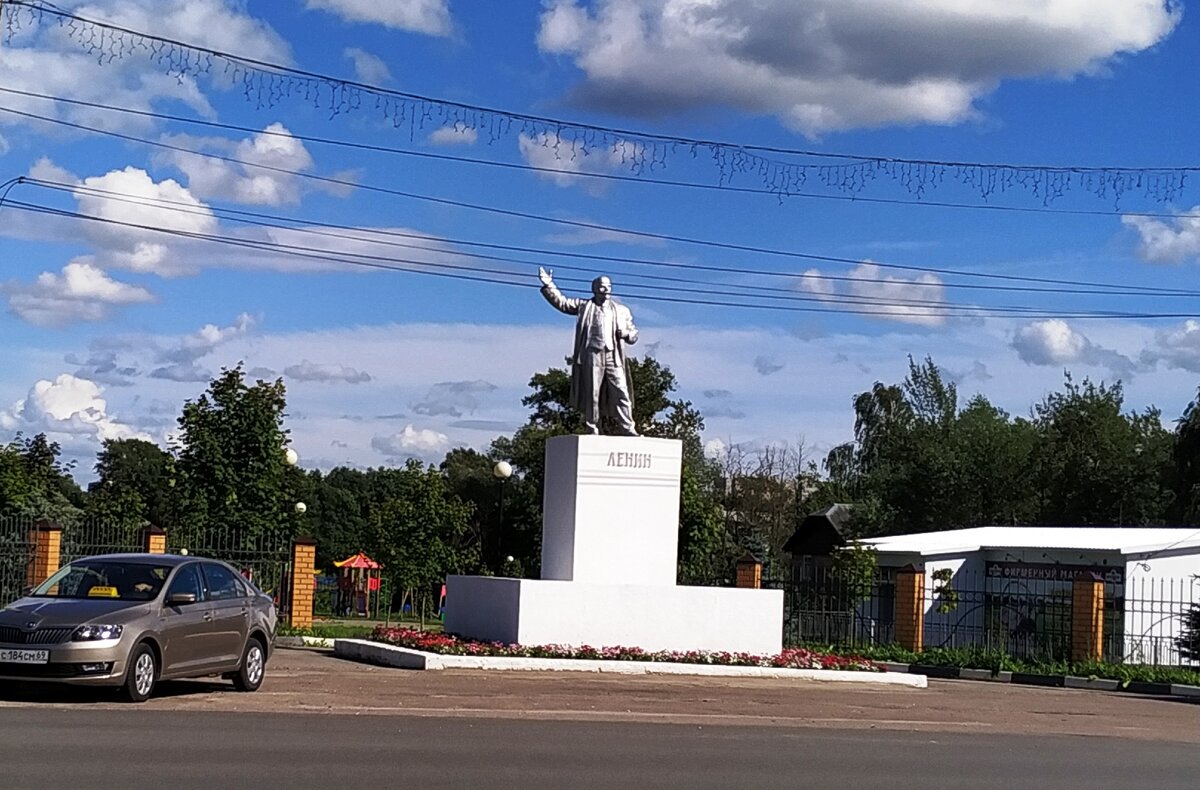 В Конаково Ленин как будто пляшет, веселенький такой. Аккуратный, маленький городок. Листайте фотографии - я их сделала специально для этого отчета буквально сегодня. 