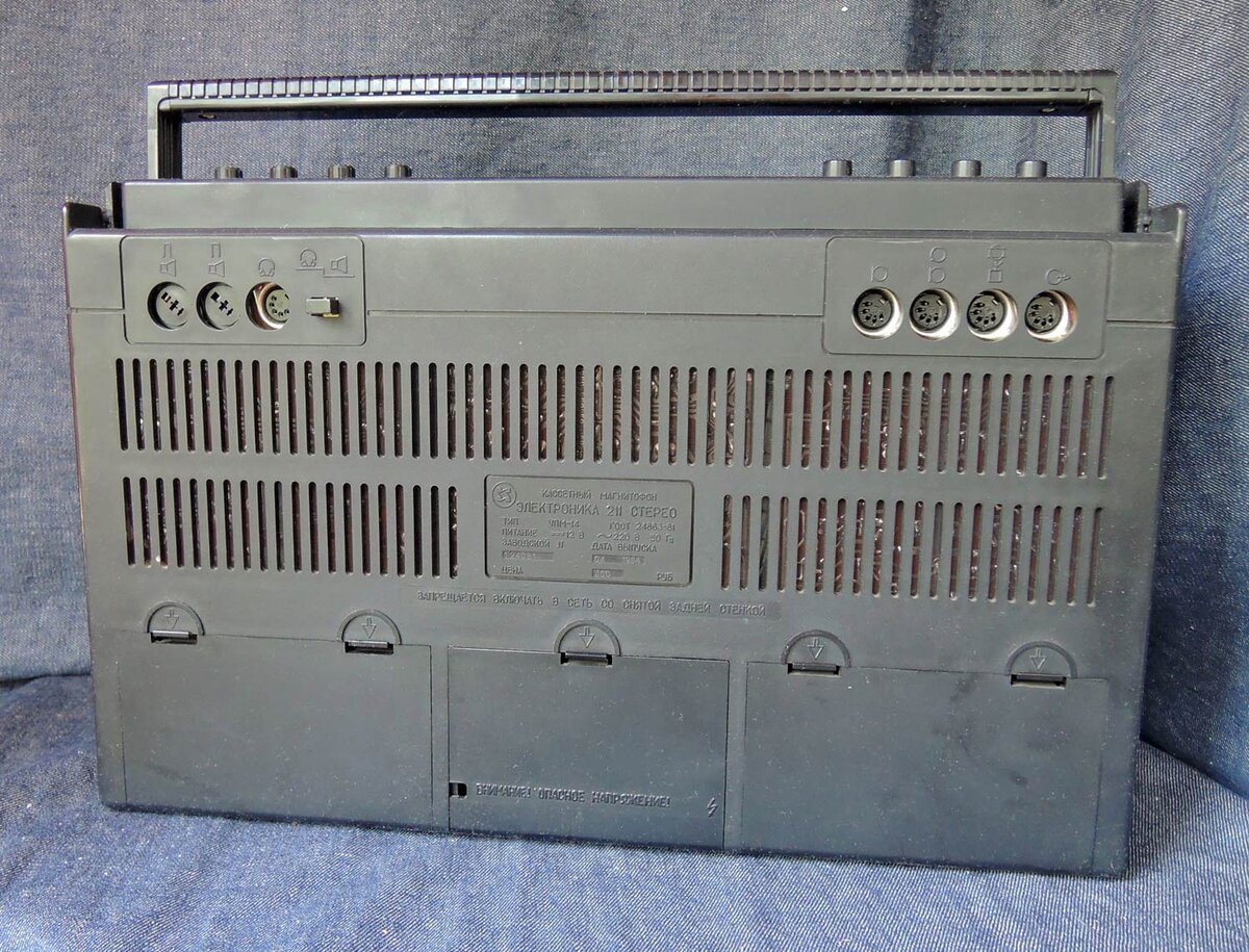 Коммутацией магнитофон не обделён. Всё "по-взрослому"