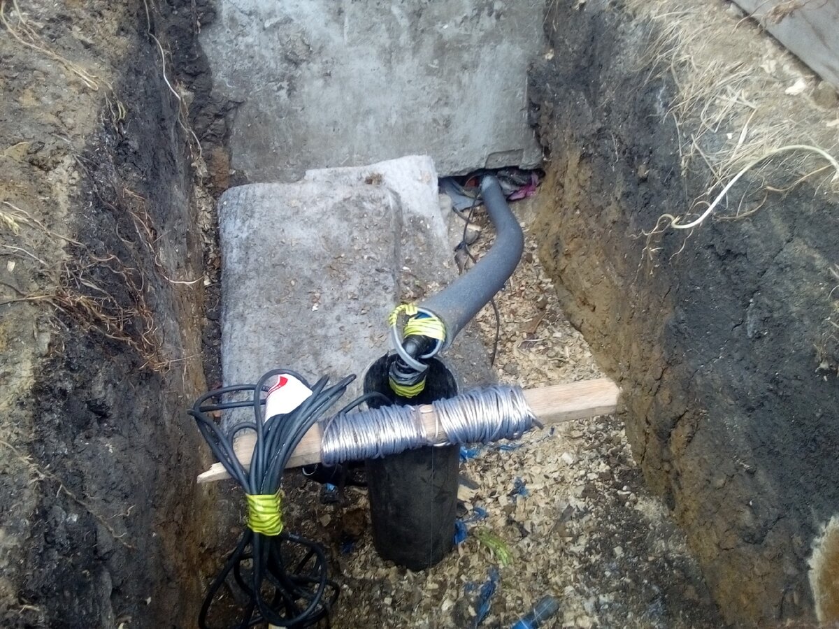 Треснула полиэтиленовая труба. Труба пнд утепленная с прогревочным кабелем д 32. Крепеж пнд 32. Пнд труба термопласт. Трубы пнд водоснабжение и газоснабжение.