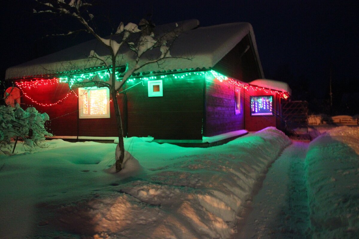 Деревенский дом, украшенный к празднику. Фото автора канала. 