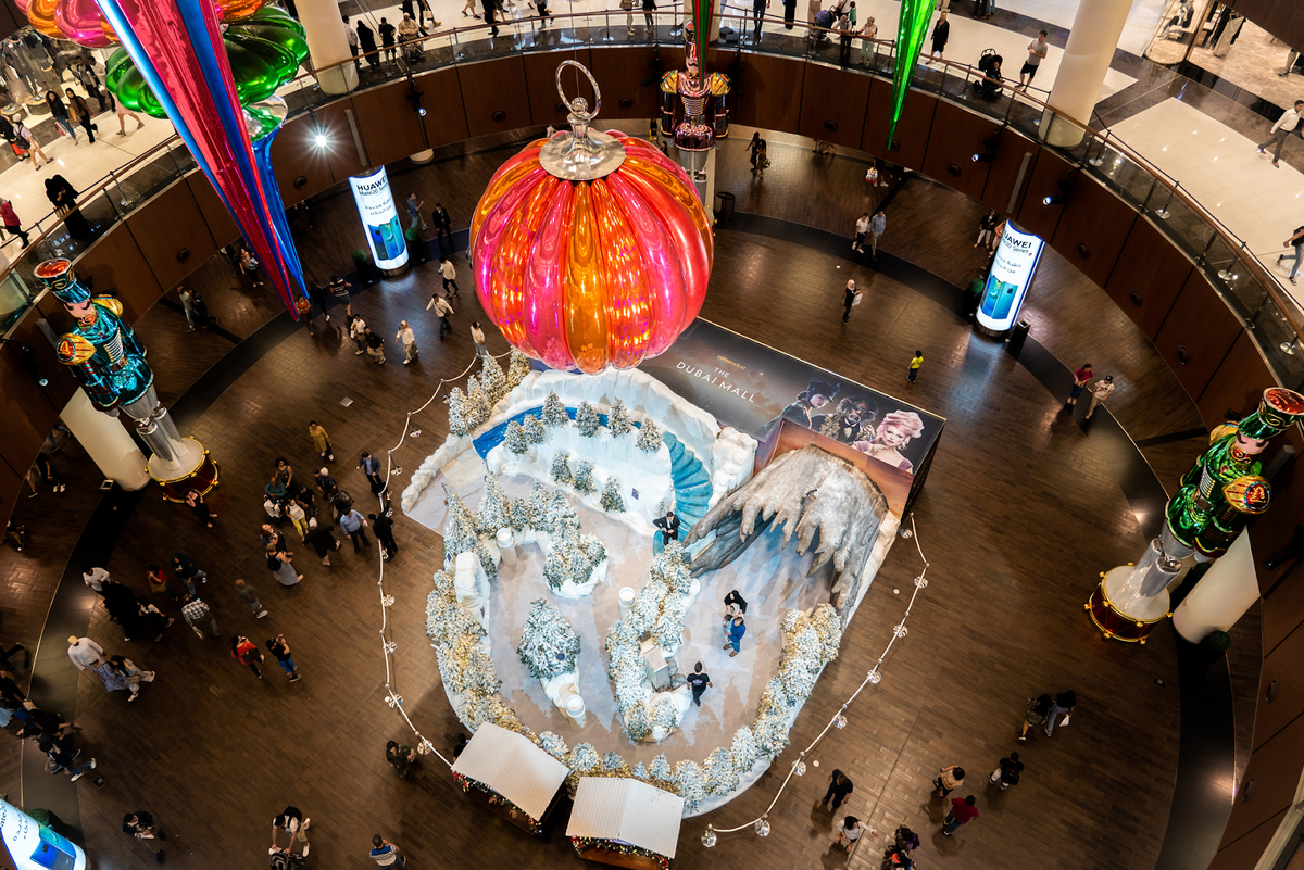 Один из самых больших новогодних шаров в мире, вид сверху