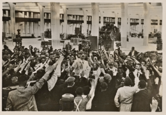 А. Гитлер и рабочие строящегося завода Volkswagen в Фаллерслебене. 1939 г. (Публичная Библиотека Нью-Йорка/Г. Гофман)