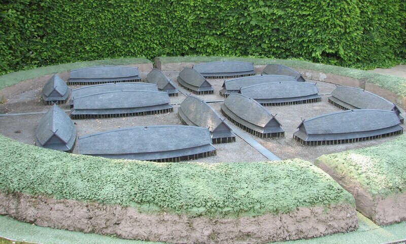 Круглые крепости (форты) викингов -  "кольцевые" укрепления, или военные "базы", построенным в Дании и Швеции.