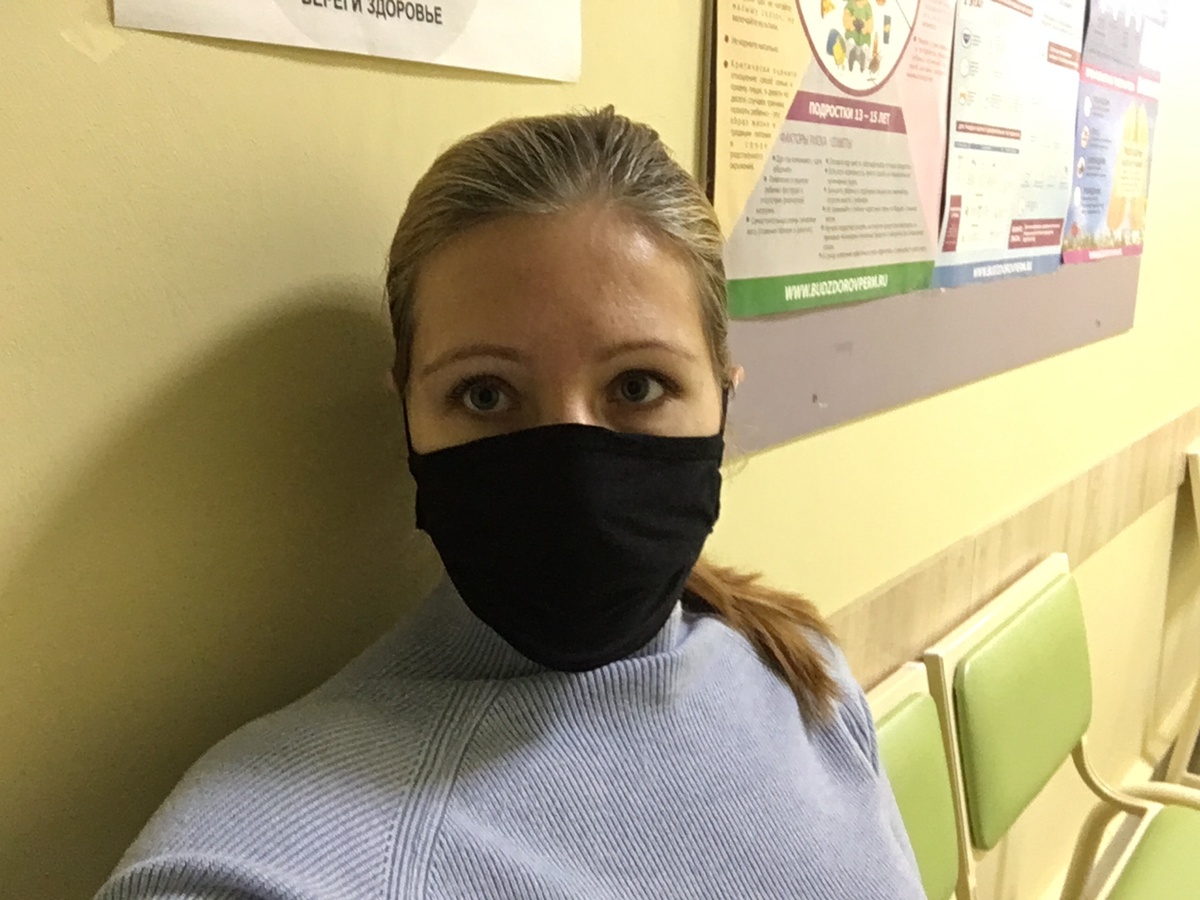 Маску не снимала, так как врачи все - таки снуют туда - сюда