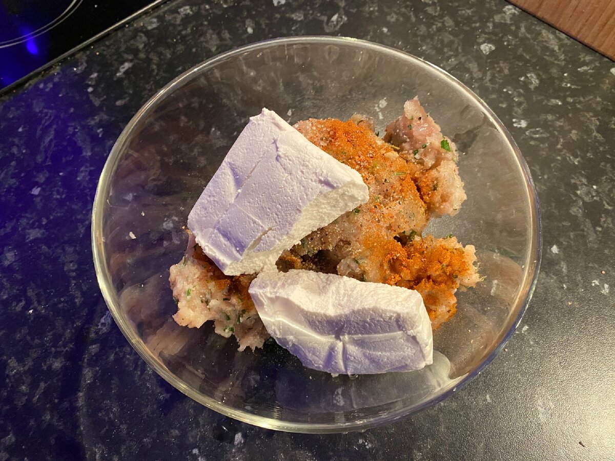 К фаршу добавляем творог, соль и специи.