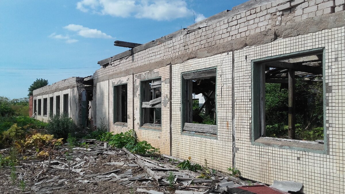 На входе в деревню меня встречают вот такие развалины. Согласитесь, смотрится красиво, несмотря на то, что это руины. Атмосфера там была такая, будто я попал на другую планету, где погибла населяющая ее цивилизация.