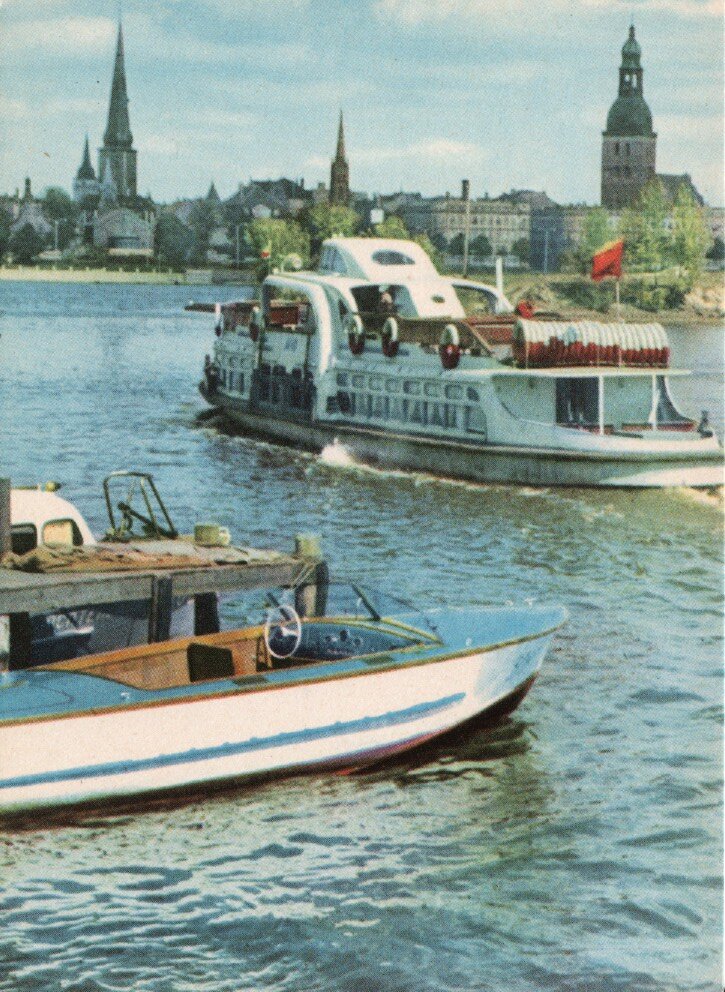 Теплоход у Речного вокзала. Открытка 1950х годов LNB