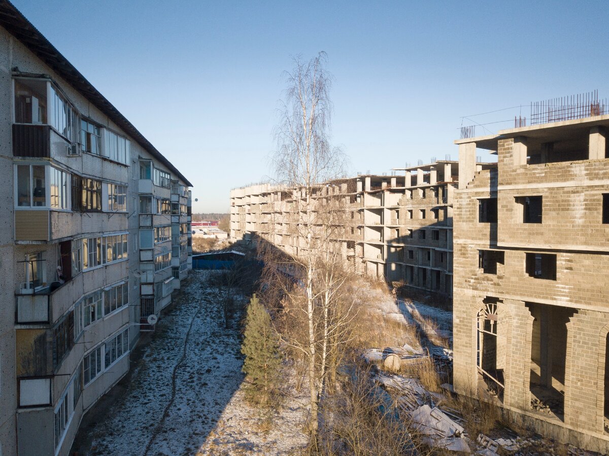 Расстояние до ближайшего жилого дома метров 30-ть,  Не хотела бы я жить на такой близости от чужих окон. 