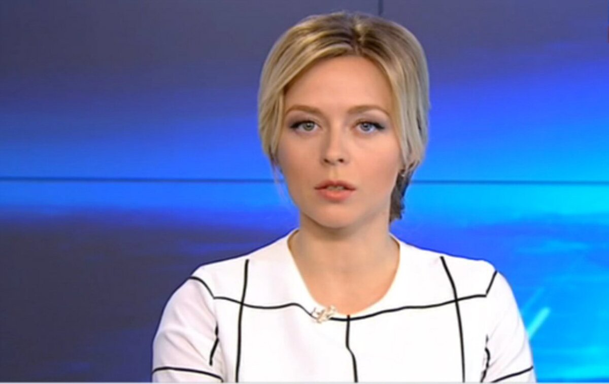 Романс "Твои глаза зовут" 
Твои глаза зовут,
Твои черты привлекают;
Ангелы тихо вздохнут,
Губы твои покоряют.

Грусть затаилась в душе,
Нежность моя расцветает,
Вижу печаль в тебе,
Голос твой вдохновляет.

Мы глядим в небеса,
Свет неземной влечёт,
Полна тревоги краса,
Мне во сне подмигнёт.

Твои глаза зовут,
Твои черты привлекают;
Ангелы тихо вздохнут,
Губы твои покоряют.


30.10.2019 год.