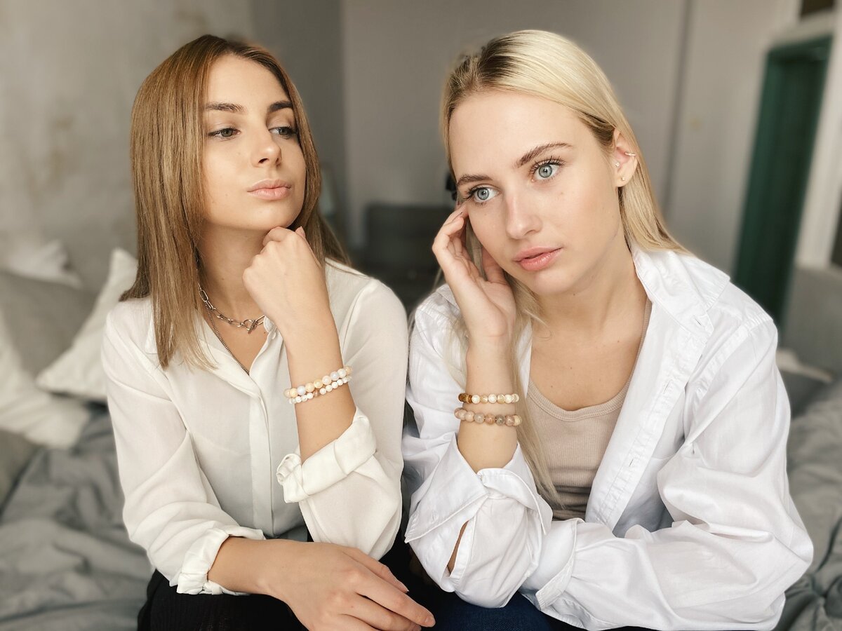 На фото браслеты из натуральных камней