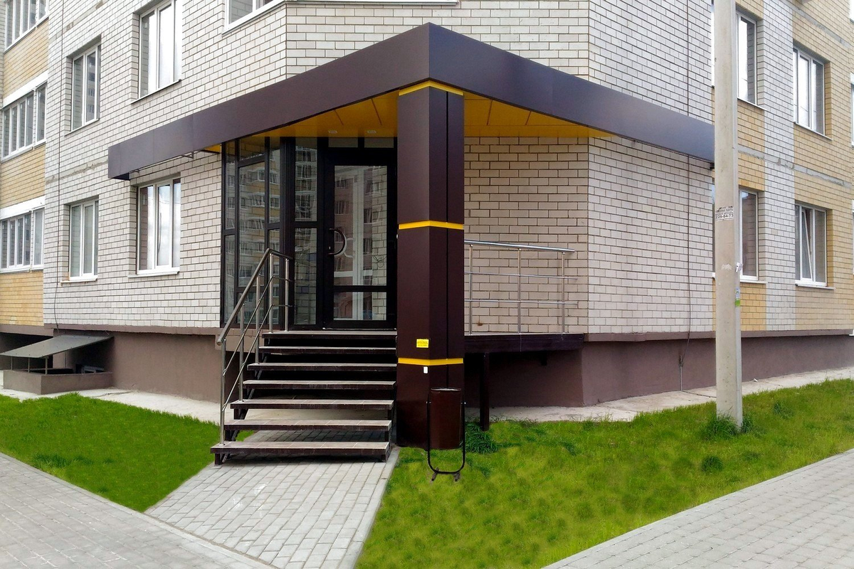 У нежилого помещения есть отдельный выход на улицу. При переводе в жилое помещение его нужно демонтировать, обеспечить выход к местам общего пользования дома. Изображение взято в интернете.