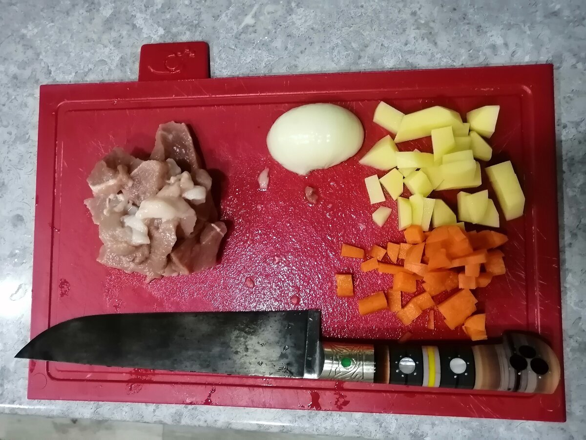 Нарезаем все некрупно.