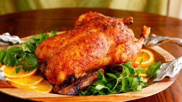 Румяна-сочная утка на праздничный стол: как вкусно запечь птицу в духовке