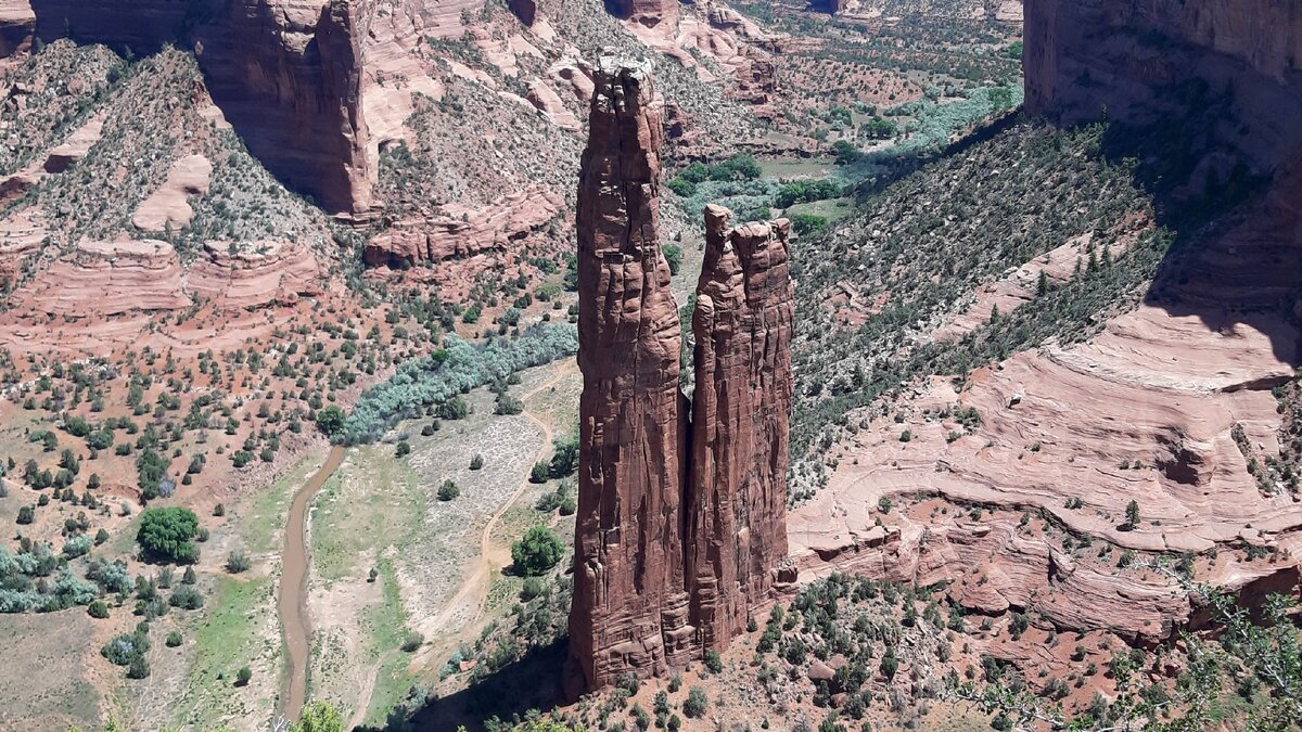 Спайдер-Рок (Spider Rock) в Национальном памятнике Каньон де Челли, штат Аризона, США