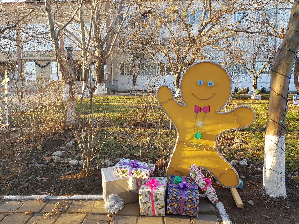 Я сам не знаю, кто я, но с кучей подарков. Добро пожаловать к нам на экскурсию!