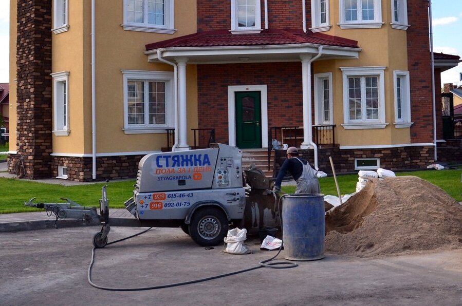 Работа по стяжке. Источник фото: https://styagkapola.ru/