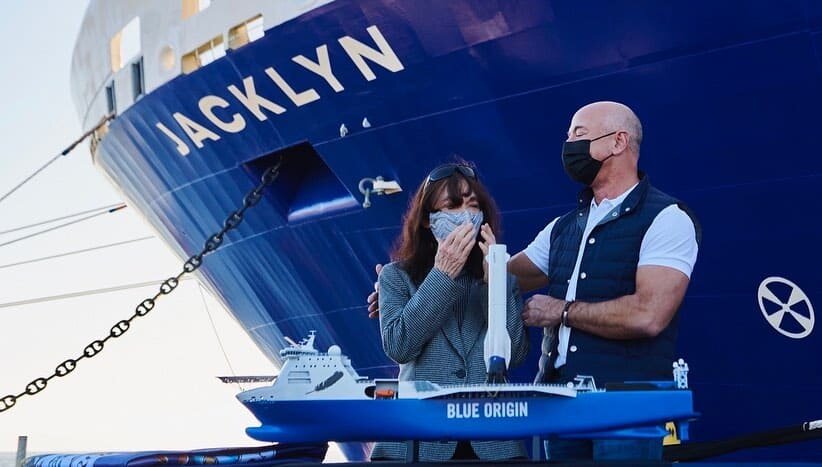 Джефф Безос и его мама Жаклин, на церемонии "крещения" корабля - фото Blue Origin