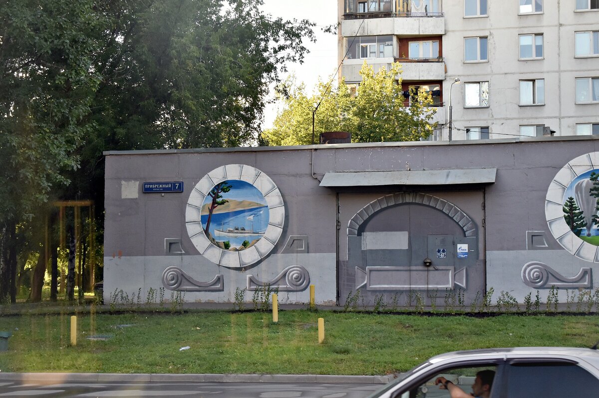 Фотография постройки, сделанная автором канала. Район Ховрино. Роспись на стенах здания