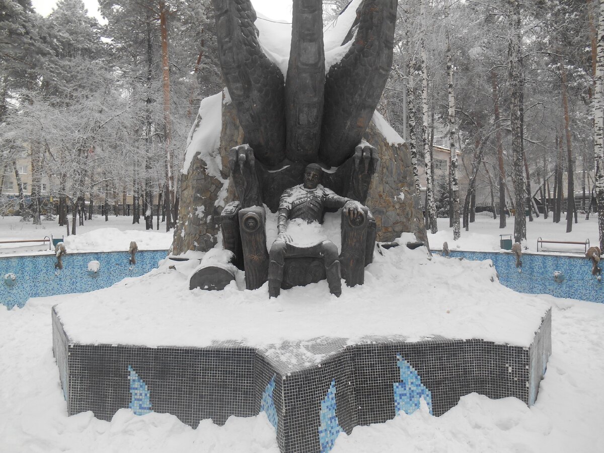 "Сказочный фонтан". Кощей Бессмертный.  Новосибирск. Станция метро "Октябрьская". Январь 2021 г. Фото автора
