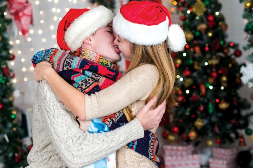 можно ли заниматься любовью в рождество. утренние ласки. любовь интимная близость. традиция в англии под омелой поцелуй. можно ли заниматься любовью в рождество.