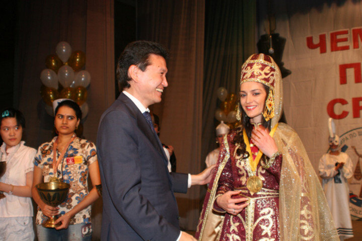 Илюмжинов коронует чемпионку. Нальчик 2008.