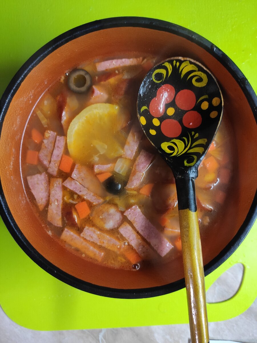 Солянка с копченостями, сытно, вкусно и просто. 