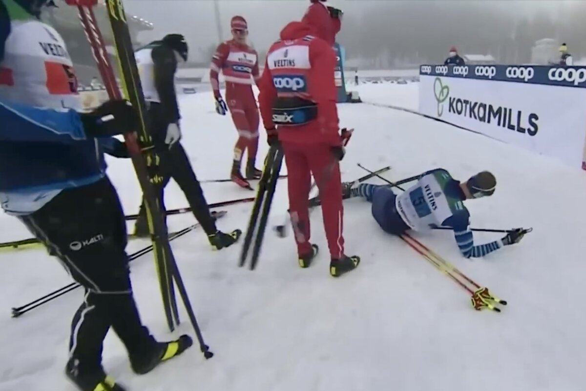 Большунов, Червоткин и финны. Обратите внимание, крепление на правой ноге действительно сломано