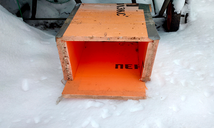 Зимние хоромы для кота. Днем кота нет, он придет ночью, а может не придет - коты существа непредсказуемые, особенно перед весной, когда они озабочены не поиском жилища на ночь, а поисками партнерши