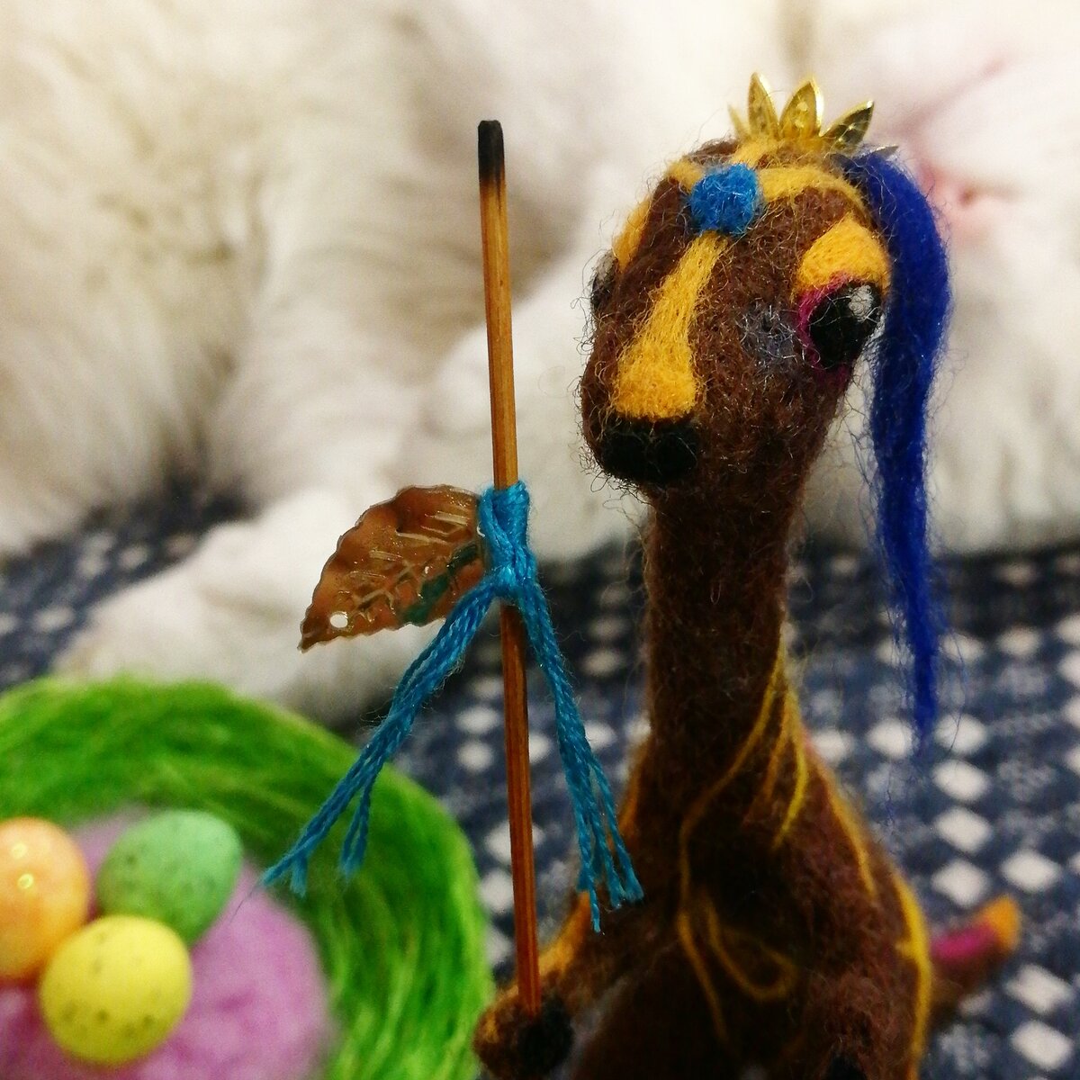 Корона, шрам на щеке, детали боевого посоха