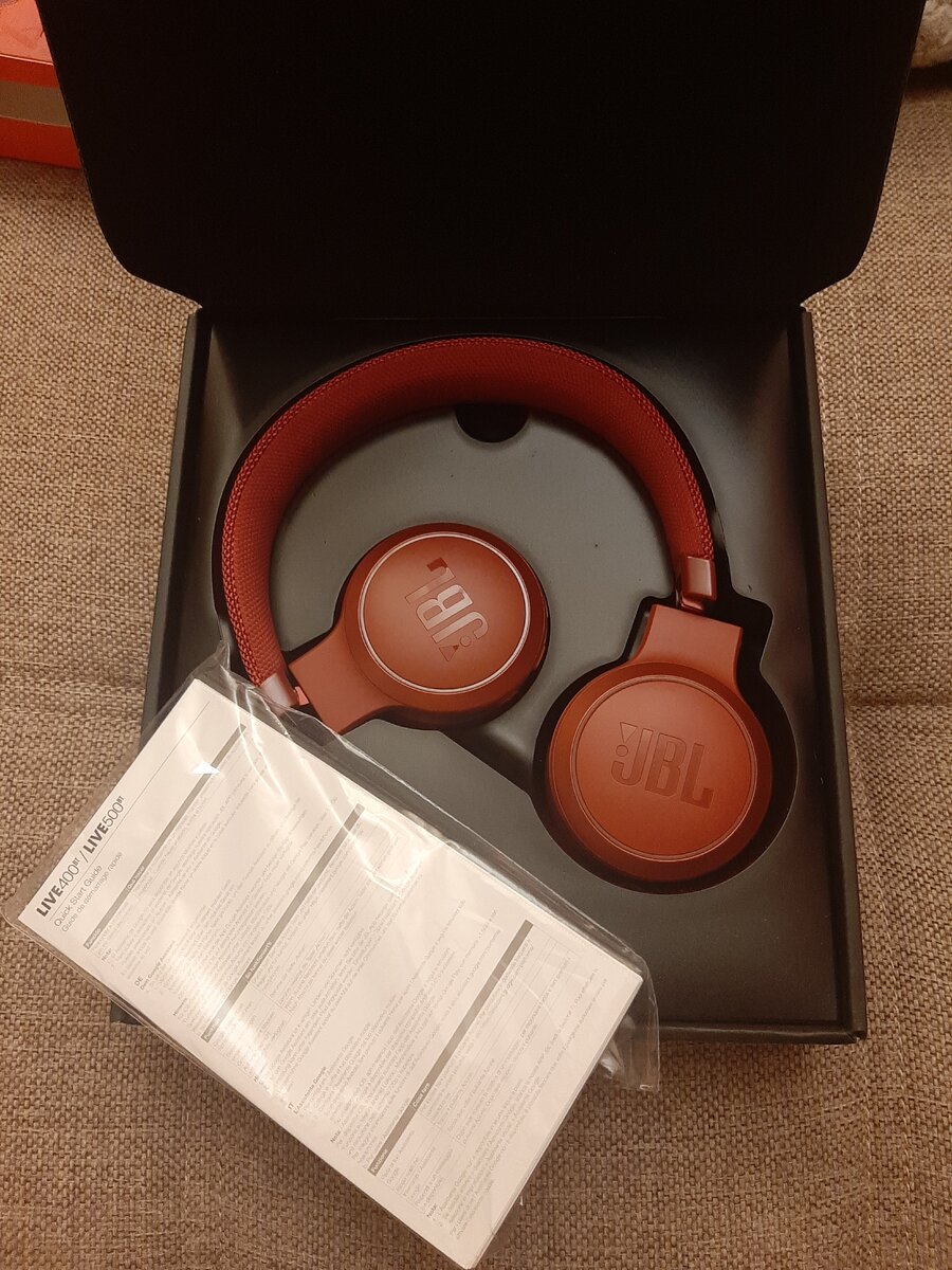 Наушники JBL LIVE 400 BT.