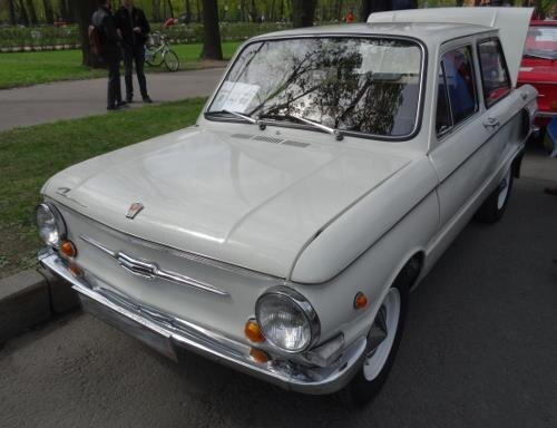 Приобрести квартиру в 70-е годы было невозможно, жильё давали работникам предприятия на время работы, причём в большинстве случаев можно было рассчитывать лишь на комнату в коммуналке. При наличии высшего образования и одного-двух детей в семье в некоторых случаях выдавалась двухкомнатная квартира в крупном промышленном центре. Получить квартиру в Москве или Ленинграде можно было только при трудоустройстве в этих городах. Квартиры в престижных районах или домах высокого класса выдавались чиновникам, директорам, работникам науки и культуры. При смене места работы квартира возвращалась обратно, поскольку собственность не оформлялась.

Для автовладельцев была доступна возможность вступить в гаражный кооператив, это требовало достаточно крупных регулярных денежных взносов, участия в собраниях и так далее. Дачами обзаводились только наиболее важные работники науки и культуры, партийные деятели.1970-е годы - самое стабильное время в СССР. Цены почти не менялись, дефицит снизился, но по-прежнему приобрести многие товары было проблематично. Достижением считалось раздобыть через знакомых, или отстояв в многолетней очереди мебельный гарнитур, а к Новому Году закупить шампанское, шоколадные конфеты и шпроты. Приобретение автомобиля оставалось для большинства несбыточной мечтой. Но в целом товары первой необходимости были доступны, средней зарплаты хватало не только на продукты, но и на сбережения, которые помещались на сберкнижку. Появляется новое явление - советский средний класс, представляющий собой наиболее успешных работников науки, культуры и спорта, директоров предприятий, мелких чиновников. В отличие от основной массы советских граждан, они обязательно имели собственный автомобиль, регулярно могли посещать санатории, а небольшие квартиры в престижных районах были обставлены качественной мебелью. Разница между доходами разных слоёв населения была незначительной, почти отсутствовало такое явление как бедность, а богатыми считались те, кто получал в 5-10 раз больше среднего.
1 рубль - самая мелкая купюра в 70-х годахСтрогое планирование отдельных отраслей экономики приводило к постоянной нехватке или переизбытку товаров, что и было основной причиной дефицита. Например, завод, стремящийся перевыполнить план по производству, вынужден был простаивать из-за задержек с поставкой комплектующих, возникшими в связи с неправильно распределённым финансированием или просто из-за отсутствия подписи должностного лица. В целом производство работало не в полную мощность, а качество оказывалось низким. Редкие товары, попадая в магазины, быстро образовывали очереди. Их могли припрятывать и перепродавать во много раз дороже, несмотря на строгий контроль со стороны закона. Распределение шло в первую очередь в столицу и крупные города, а также важные промышленные центры, поэтому там дефицит ощущался не так сильно, как в мелких населённых пунктах. Цены устанавливались государством, а на рынках - колхозами. Нередко цена реализации оказывалась ниже стоимости производства.

В 70-е годы импортные товары редко попадали в СССР и были очень востребованы. Их привозили те немногие граждане, которым посчастливилось побывать заграницей и посетить бутики и супермаркеты с невиданным для советского гражданина изобилием. Выезд зарубеж строго контролировался и разрешался лишь единицам. Частично окунуться в подобие заграничного изобилия можно было в Прибалтике, а также в центральных магазинах Москвы и Ленинграда. В крупных городах работали магазины сети "Берёзка" (в республиках имели другие названия), где продавались импортные товары, но не за рубли, а за специальные чеки Внешпосылторга. Чеки выдавались по возвращению в качестве командировочных. Были чеки для социалистических стран и стран третьего мира, ценность которых равнялась советскому рублю, и для капиталистических (они были примерно в 4,5 раза дороже, что соответствовало реальному курсу доллара). Торговля этими чеками, как и иностранной валютой, считалась преступлением. Официальный курс доллара был 90 копеек, то есть ценность рубля завышалась искусственно в 5 раз.Включить звукЗарплаты

5 рублей образца 1961 годаВ советское время официально работать вынужден был каждый, кто достиг трудоспособного возраста. За тунеядство могли отправить на принудительные работы или в ссылку. Подработка и предпринимательство считались незаконными, но несмотря на это практически в каждой организации можно было прибрести по знакомству что-нибудь из дефицита по завышенной цене. Средняя зарплата в городах составляла примерно 100-120 рублей, в Москве могла доходить до 150. Работники низкой квалификации получали всего 80-90 рублей, а стипендия у студентов была ещё в два раза ниже. Для отличников стипендия составляла 65 рублей. Пенсии были примерно равны стипендиям. Наиболее квалифицированные работники и начальники могли получать 300-400 рублей, а чиновники ещё больше. Самые крупные премии для работников культуры, спортсменов, учёных могли исчисляться несколькими тысячами рублей, а в редких случаях в качестве премии давали автомобиль.Продукты питания
Средняя продуктовая корзина на месяц составляла около 40-50 рублей, то есть студенту-отличнику приходилось экономить на еде, чтобы позволить себе одежду и поездки в другие города. Но обычному рабочему свободно хватало на еду и всё необходимое. Рассмотрим стоимость некоторых продуктов в 1970-е годы:
Плакат советского времени "Главрыбсбыт"Овощи и фрукты: 
- картофель: 10 к/кг;
- капуста: 8-10 к/кг;
- свекла: 9 к/кг;
- лук репчатый: 10 к/кг;
- зелень: 5 к/пучок;
- яблоки: 20-50 к/кг;
- мандарины и апельсины: 1,2-1,5 р/кг;
- бананы: 1,1 р/кг.

Хлебобулочные изделия: 
- белый хлеб: 20-25 к;
- ржаной хлеб: 15-18 к;
- булка "городская" - 7 к;
- пирожок или булочка: 4-6 к;
- кекс с изюмом: 16 к;
- бублик: 5 к;
- коржик: 6 к;
- язычки слоёные: 7 к;
- тульский пряник: 7 к.

Молочная продукция: 
- молоко: 22 к/литр (бутылка), 17 к (треугольная упаковка), 19 к/литр (на розлив);
- кефир: 30 к/литр;
- сгущённое молоко: 55 к (жб банка, 400 г);
- сыр: 2,7-3,5 р/кг.

Рыба и морепродукты: 
- рыба (хек, тюлька): 20-40 к/кг;
- рыба (минтай, карп): 70-80 к/кг;
- рыба (палтус): 2,5 р/кг;
- рыба (осётр): 5-10 р/кг;
- сельдь солёная (на вес): 1,3-1,5 р/кг;
- икра красная: 4 р/банка;
- икра чёрная: 5-6 р/банка;
- сардины в банке - 60-70 к;
- килька в томатном соусе - 32 к.

Мясо: 
- мясо: 1,2-2,5 р/кг;
- курица: 1,9 р/шт;
- колбаса "докторская": 2,2 р/кг;
- колбаса копчёная: 4-5 р/кг;
- колбаса ливерная: 46 к.

Прочее: 
- гречневая крупа: 52 к/кг;
- крупа перловая: 26 к/кг;
- сахар-песок: 90 к/кг;
- сахар-рафинад: 1,04 р;
- мука: 46 к;
- соль крупная: 6 к/кг;
- майонез: 33 к/банка;
- сырок "дружба": 14 к;
- яйца: 30-90 к за десяток (в зависимости от сорта);
- огурцы солёные: 40-50 к/банка (3 литра);
- помидоры маринованные: 40-50 к/банка (3 литра);
- кабачковая икра - 42 к;
- зелёный горошек: 39 к/банка;
- уксус столовый: 24 к/бутылка;
- чай индийский: 90 к/пачка;
- кофе растворимый: 6 р/банка;
- кофе в зёрнах: 4 р/кг;
- печенье: 25-30 к/пачка;
- конфеты шоколадные: 3-5 р;
- конфеты (коробка): 2-8 р;
- карамель: 1,8 р/кг;
- квас бочковой: 3 к/стакан, 6 к/кружка, 36 к/бидон;
- газированная вода в автомате: 1 к (без сиропа, 3 к с сиропом);
- берёзовый сок: 8 к/стакан;
- бутылка лимонада: 10 к;
- бутылка "пепси": 30 к;
- семечки: 6 к/стакан;
- мороженое в бумажном стаканчике: 7 к (фруктовое), 10 к (молочное), 13 к (сливочное), 15 к (промбир);
- мороженое пломбир в вафельном стаканчике: 19 к;
- мороженое в шоколаде "эскимо": 22 к.

Часть расходов на продукты можно было возместить, если сдать пустые бутылки в пункт приёма примерно по 5-15 к за бутылку, в зависимости от объёма и типа. За пустую майонезную банку давали 3 копейки. На колхозных рынках продукты стоили дороже в полтора-два раза, а иногда и выше, но они были свежее, а выбор больше. В магазинах основные продукты имелись в избытке, но как правило низкого качества. Некоторые товары были сезонными, и большую часть года отсутствовали в продаже.Алкоголь и сигареты
Чрезмерное употребление алкоголя в СССР было весьма распространённым явлением, несмотря на всевозможные меры, принимаемые Минздравом и общественными организациями. В связи с этим цены на крепкий алкоголь делались высокими, но проблему это не решало. Пиво практически не считалось алкогольным напитком и могло употребляться всюду, в том числе в обеденных перерывах. В столовых пиво продавали на розлив в стеклянных кружках, по городу встречались передвижные цистерны с надписью "Пиво". Коньяк и шампанское, а также дорогое вино считались дефицитом и покупались в основном только на праздник. Существовали и всевозможные настойки, фруктовые вина невысокого качества без выдержки. Ниже приведены цены на алкогольную продукцию:
Плакат советского времени "Росглавпиво"- бутылка вина (молдавское, болгарское): 2-3 р;
- бутылка вина (грузинское): 3-4 р;
- бутылка фруктового вина: 1-2 р;
- портвейн "777" - 3,4 р;
- коньяк армянский: 5-13 р;
- шампанское: 3,67 р;
- бутылка водки: 3,5 р;
- "чекушка" (0,25 литра): 1,5 р;
- кружка пива: 21 к;
- бутылка "Жигулёвского" пива: 37 к.

Курение, в отличие от алкоголизма, не пресекалось вообще и считалось нормой поведения. Чаще всего курили сигареты без фильтра или папиросы. Существовало большое количество видов сигарет, и цены на них были небольшие, многие реализовывались в мягкой бумажной упаковке.

- сигареты "Прима" (без фильтра): 14 к/пачка;
- сигареты "Южные" (укороченные, без фильтра): 7 к/пачка;
- папиросы "Беломор": 22 к;
- сигареты с фильтром (мягкая упаковка): 30-32 к;
- сигареты с фильтром (твёрдая упаковка): от 40 к;
- табак для трубки: 1 р/100 г;
- спички (коробок): 1 к.Общепит
Основу общественного питания составляли столовые, где можно было приобрести полноценный обед не более чем за 1 рубль. Средняя порция еды стоила около 50 копеек, чай или сок до 10 копеек. Обычно в качестве гарнира предлагались варёные макароны, рис и гречка, а на второе котлеты. Из супов имелись борщ, солянка, щи. Существовали также кафе и рестораны, еда в которых стоила значительно дороже. Поход в дорогой ресторан мог обойтись в 10 рублей на человека, что считалось большим расточительством.Книги, газеты, журналы
Практически вся информация поступала к советским гражданам из бумажных источников, поскольку телевизор и радиоприёмник имелись не у каждого. Новости можно было прочитать в газете "Правда", которая стоила 4 копейки. Газета "Пионерская правда" имела символическую цену - 1 копейка. Журналы стоили примерно по 40-50 копеек. Школьные тетради продавались всего за 2 копейки/штука. Книги стоили приблизительно от 20 копеек до рубля, существовала возможность получить их бесплатно в обмен на несколько килограммов макулатуры. Блокнот для записей стоил 8 копеек. Школьные учебники и научная литература стоили около 1 рубля и даже выше, но чаще всего они выдавались бесплатно в учебных заведениях.Одежда
Советская мода менялась очень медленно, вариантов одежды в магазинах предлагалось немного. Нужные размеры часто отсутствовали, поэтому одежду приходилось подшивать самостоятельно. Все ходили практически в одном и том же, но иногда удавалось "достать" что-нибудь эксклюзивное или даже импортное. Ниже приведены некоторые цены на советскую одежду:

- школьная форма: 17,75 р;
- пионерский галстук: 55 к;
- школьный фартук: 7 р;
- детские колготки: 1,3 р;
- женские колготки: 3,4 р;
- трусы мужские: 3 р;
- спортивные штаны: 3,2 р;
- халат: 11,7 р;
- пиджак и брюки: 60 р;
- плащ: 82 р;
- шапка из кролика: 12 р;
- шапка норковая: 220 р;
- женские туфли: 25 р;
- женские кожаные сапоги: 40 р;
- футбольные бутсы: 25 р.Предметы быта и прочие изделия

100 рублей - самая крупная купюра в 70-х годахПрактически всё для дома продавалось в магазинах "Хозтовары" и имело символическую цену. Но найти что-нибудь качественное становилось проблематично, особенно это касалось электроники. Иметь телевизор могли только люди с достатком выше среднего, поскольку стоил он примерно 2 зарплаты. Более доступными считались радиоприёмники, они стояли почти в каждом доме. Магнитофоны с ленточным проигрывателем стоили примерно как телевизор, но ещё более престижными и дорогими считались проигрыватели грампластинок. Обзавестись холодильником считалось большой удачей, чаще всего приобретали б/у. Далее показаны цены на повседневные вещи и электротовары:

Косметика: 
- зубной порошок: 4-5 к;
- губная помада: 1 р;
- расчёска-гребешок (пластик): 12 к;
- металлическая расчёска: 75 к;
- лезвия для бритвы: 2,5 р/упаковка;
- ножницы: 70 к.

Посуда: 
- ложка алюминиевая: 20 к;
- чугунная сковорода: 80 к;
- алюминиевая сковорода: 4,8 р;
- дуршлаг: 95 к;
- кофеварка: 1,9 р;
- эмалированная миска: 1-2 р.

Инструменты: 
- паяльник: 1 р;
- плоскогубцы: 1,5 р;
- домкрат автомобильный: 3,45 р;
- дырокол: 1,5 р;
- швейная машинка "Зингер": 62 р.

Игрушки: 
- игрушка резиновая: 1-2 р;
- конструктор металлический: 2,2 р;
- шахматы деревянные: 4 р;
- кожаный мяч: 3,4 р;
- модель автомобиля 1:43: 3,5 р;
- ёлочные игрушки: 20 к/шт;
- гирлянда электрическая: 6 р.

Электроника: 
- фотоаппарат "Зенит": 100 р;
- фен: 45 р;
- пылесос: 40-45 р;
- утюг: 5 р;
- телевизор: 200 р;
- радиоприёмник: 26-60 р;
- магнитофон "Маяк": 260 р;
- проигрыватель для грампластинок: 345 р;
- виниловая грампластинка: 1,9 р;
- плёнка для магнитофона: 2 р;
- наручные часы: 15-40 р;
- холодильник "Минск": 390 р.

Прочее: 
- футляр для очков: 1,4 р;
- бытовые весы: 1 р;
- лампа накаливания: 7-10 к;
- батарейка: около 20 к;
- наволочка белая: 1,9 р;
- простыня: 6,7 р;
- подушка: 6,5 р;
- пластилин детский: 50 к;
- компас: 1,2 р;
- удочка: 7,5 р;
- рулон обоев: от 30 к;
- детская коляска: 45 р;
- гитара: около 50 р.Услуги
Стоимость услуг в советские годы была значительно ниже, чем сейчас, если сравнивать с продуктами питания или вещами. Услуги ЖКХ оплачивались по тарифам, причём по счётчику платили только за электричество (4 копейки киловатт), остальное в зависимости от площади квартиры и количества проживающих. Звонок по городу с телефона-автомата стоил 2 копейки. Милиция, газовая служба, скорая помощь и пожарная вызывались бесплатно. Междугородняя связь была доступна с домашнего телефона, для этого нужно было вначале позвонить в диспетчерскую и заказать звонок по межгороду, или через переговорные пункты. Оплата междугородних звонков осуществлялась по минутам. Далее приведены некоторые цены на услуги:

- стрижка под ноль: 7 к;
- стрижка мужская: 70 к;
- стрижка женская: 3 р;
- звонок по телефону-автомату: 2 к;
- пользование домашним телефоном: 1,5 р/месяц (без учёта межгорода);
- билет в кинотеатр: 12 к (детский), 20 к (взрослый);
- абонемент в бассейн на 3 месяца: 3,5 р;
- фотография чёрно-белая в ателье: 50 к;
- койка-место в курортном посёлке в сезон: 1 р/сутки;
- ежемесячная плата за детский сад: 11 р;
- путёвка на море от профсоюза: 12 р.Мебель
Обстановка стандартного советского дома 70-х годов включала в себя обеденный стол со стульями, простейший кухонный гарнитур (или даже без него), письменный стол и диван, шкаф для одежды. Дорогую мебель, люстры, ковры покупали на десятилетия, передавали по наследству.

- люстра стеклянная: 25 р;
- люстра хрустальная: 212 р;
- настенный ковёр: 100 р;
- деревянный стул: 7 р;
- кухонный шкаф навесной: 70 р;
- шкаф напольный: 130 р;
- гарнитур комнатный польский: 830 р.Общественный транспорт

Автобус ЛИАЗ-677Городской транспорт в 1970-е годы был более чем доступен. Проезд в трамвае обходился всего в 3 копейки, в автобусе - 4-5 копеек, метро - 5 копеек. Причём оплата осуществлялась самостоятельно, пассажир опускал монету в приёмник и отматывал себе билет. Из-за низкой стоимости проезда "зайцев" было не так уж много. Штраф за безбилетный проезд составлял 5 рублей.

Проезд в маршрутном такси стоил значительно дороже - 15 копеек. В часы пик из-за загруженности транспорта иногда приходилось пользоваться услугами такси, за поездку надо было отдать несколько рублей, поэтому регулярное использование такси рассматривалось как признак высокого достатка. Оплата в такси осуществлялась по счётчику, до 1973 года 1 километр стоил 10 копеек, но в дальнейшем из-за роста цен на бензин выросли и тарифы.

Проезд в поезде между городами был достаточно дорогим, например за билет от Москвы до Ленинграда в плацкартном вагоне нужно было отдать 11 рублей, столько же стоил проезд от Москвы до Минска, Москва-Одесса - 18 р. Билеты на самолёт имели практически ту же ценовую категорию, авиасообщение, как и сейчас, шло в основном через столицу:
Москва-Воронеж - 16 р;
Москва-Ленинград - 18 р;
Москва-Сочи - 31 р;
Москва-Новосибирск - 56 р;
Москва-Красноярск - 68 р;
Москва-Петропавловск-Камчатский: 168 р.

Дорога из столицы на Дальний Восток могла поглотить целую зарплату и даже больше, но по современным меркам это не так уж много.Личный транспорт

Автомобиль "Жигули" 1970-х годовПределом мечтаний рядового советского гражданина был автомобиль "Жигули" (вначале ВАЗ-2101, затем ВАЗ-2103 и ВАЗ-2106), являвшийся почти точной копией итальянского Фиата. Стоимость этого чуда автопрома в магазине была 5500 рублей, что равнялось примерно 40 средним зарплатам. Понятия "взять в кредит" не существовало, приходилось откладывать с каждой зарплаты. Но даже те, кому удалось накопить такую сумму, вынуждены были записываться в очередь и регулярно являться на перекличку. Автомобилей выпускалось относительно мало, а желающих их купить оказывалось в разы больше. Более доступным для многих был автомобиль "Запорожец", имевший значительно более грубое исполнение. ГАЗ-24 "Волга" выдавалась только в качестве служебного автомобиля и свободно не распространялась, однако имея некоторые связи можно было приобрести и её тысяч за 10 или даже выше.
Автомобиль "Запорожец"Счастливому автовладельцу в нагрузку к автомобилю приходилось получать длинные очереди в автомастерских, некачественные шины и постоянный дефицит запчастей. Бензин на заправках продавался по 10 литров, то есть купить можно было 10, 20, 30 литров и т.д. Это объяснялось неточностью бензоколонок того времени. Стоимость 10 литров бензина на протяжении десятилетия менялась несколько раз, например вначале АИ-93 стоил 1 рубль, а к началу 1980-х уже 4 рубля. А-76 стоил примерно на четверть дешевле. Штраф за превышение скорости был 10 рублей, а за более мелкие нарушения около 5 рублей.

Куда более доступным транспортом являлся велосипед, который стоил около 30-50 рублей (детский - 15-25 рублей). Спортивный велосипед - около 70-100 рублей. В сельской местности были популярны мопеды, которые стоили 145-220 рублей, мотороллер - 250-450 р. Мотоциклы в зависимости от марки могли стоить от 300 до 700 рублей.Недвижимость
