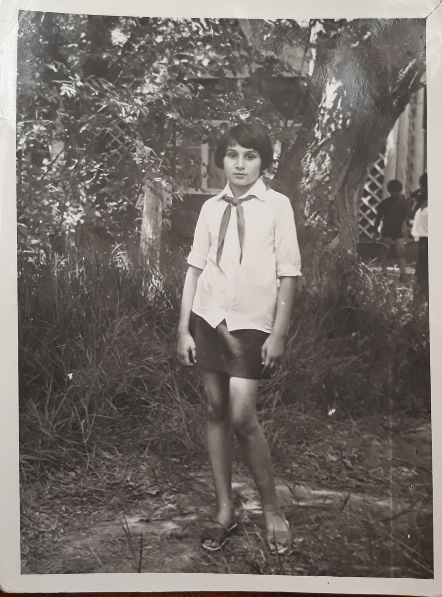 Здесь постарше, лет десять, поза не меняется: так же согнута коленка, а вот ухо уже спрятано: видно, стеснялась уже этого постоянно торчащего уха)))