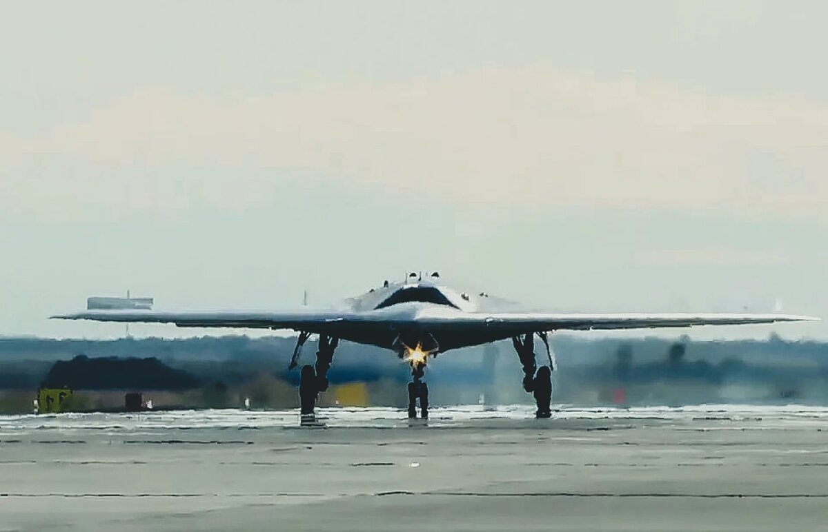 Ударный БПЛА С-70 Охотник на взлетно-посадочной полосе © Минобороны РФ