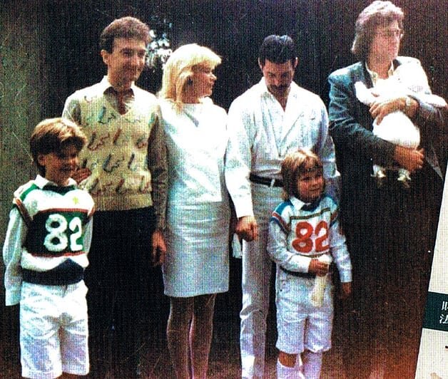 Фредди и Джон с семьей близкого друга Мака