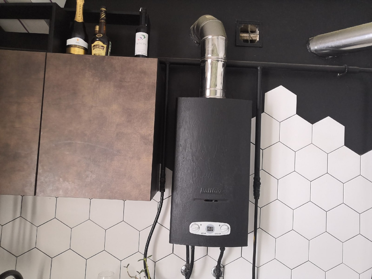 Так выглядит моя газовая колонка в данный момент.