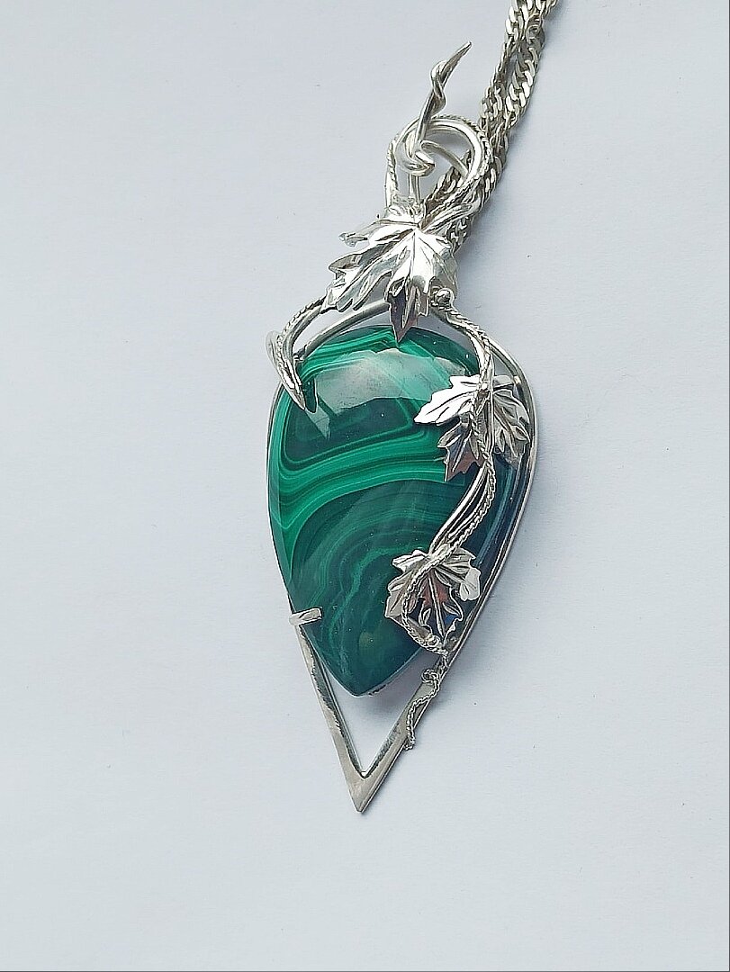 Календарная весна уже наступила, но так хочется первой весенней зелени, клейких, нежных листочков.Малахит своей яркой зеленью радует глаз )