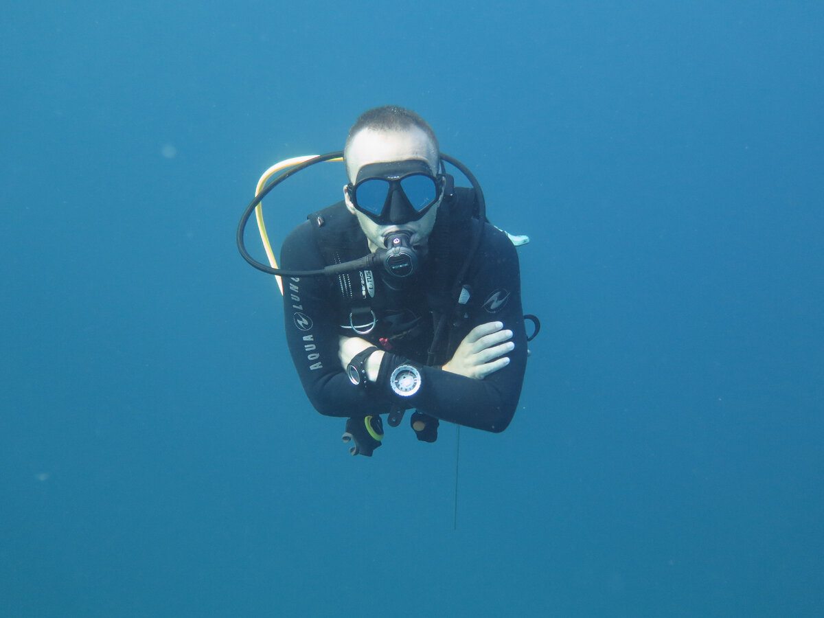 Маски с зеркальными стеклами выглядят эффектно, но инструкторам не подходят, так как студенты должны видеть наши глаза.