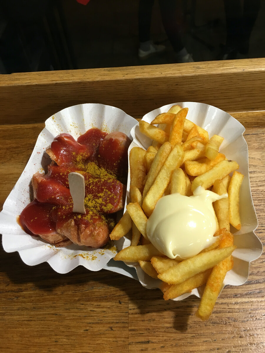 Мой первый Карривурст  в центре Берлина. До блюда ресторана Мишлен, не дотягивает. Но вполне не плохая замена Макдональдс и прочим сетевым фастфудам.