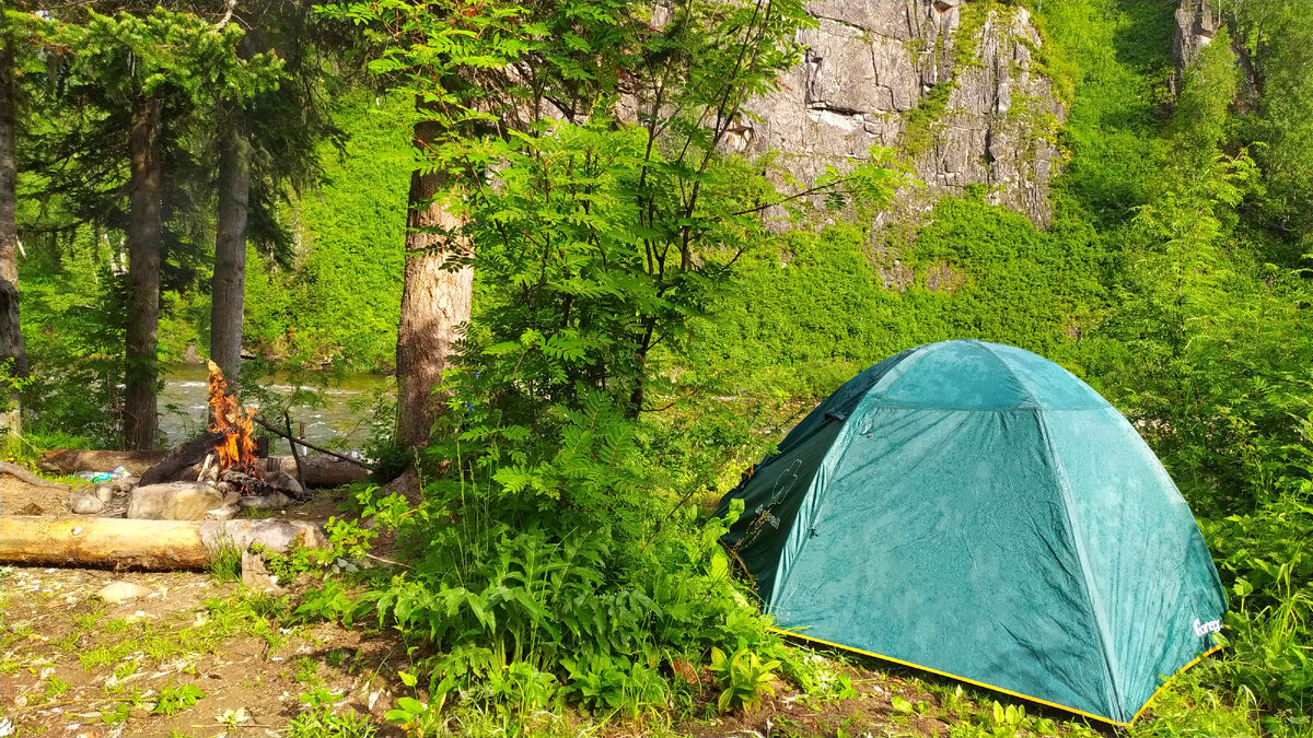 Палатка стоит в солнечном месте у реки, здесь много клещей. 