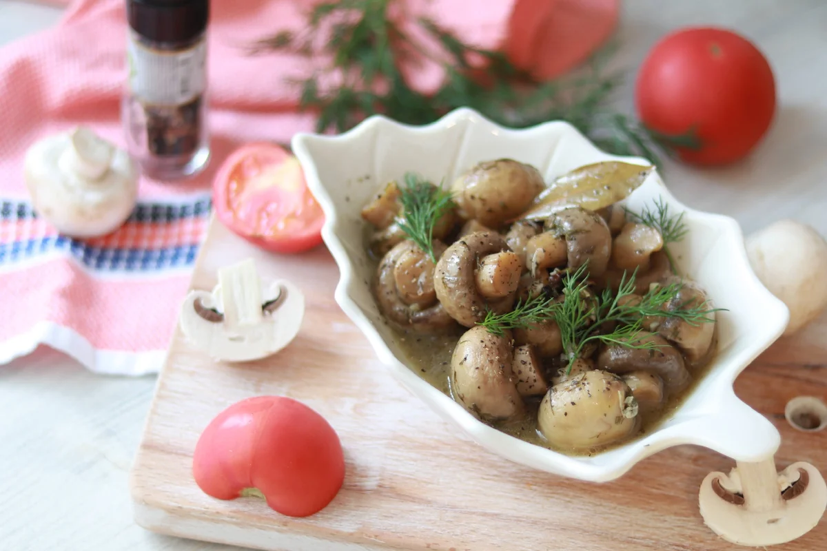 Шампиньоны просто. Вкусные грибочки. Маринованные шампиньоны. Шампиньоны в маринаде закуска. Закусочные чесночные шампиньона.