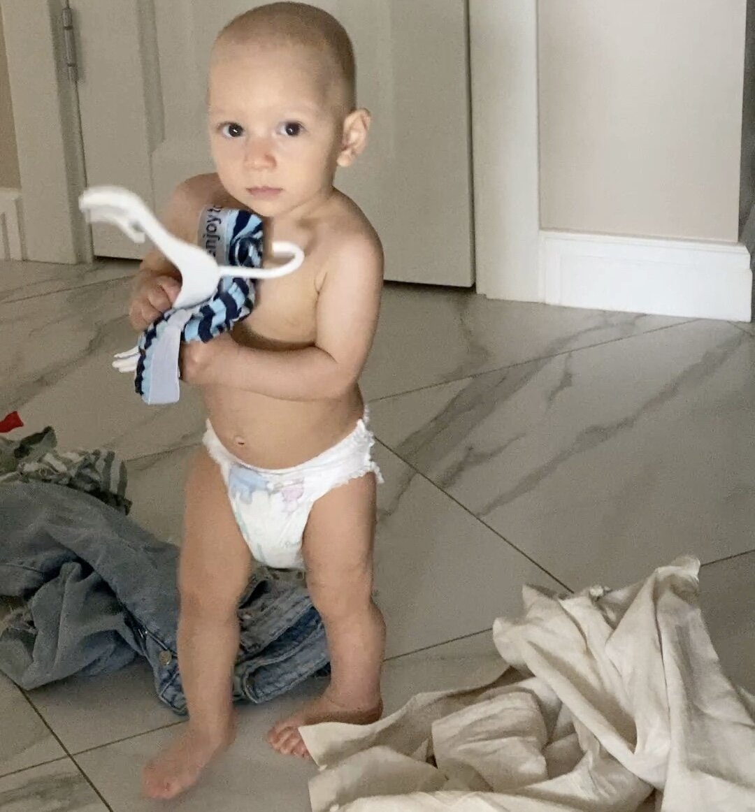 Самостоятельный Ратмир вешает одежду на вешалку 