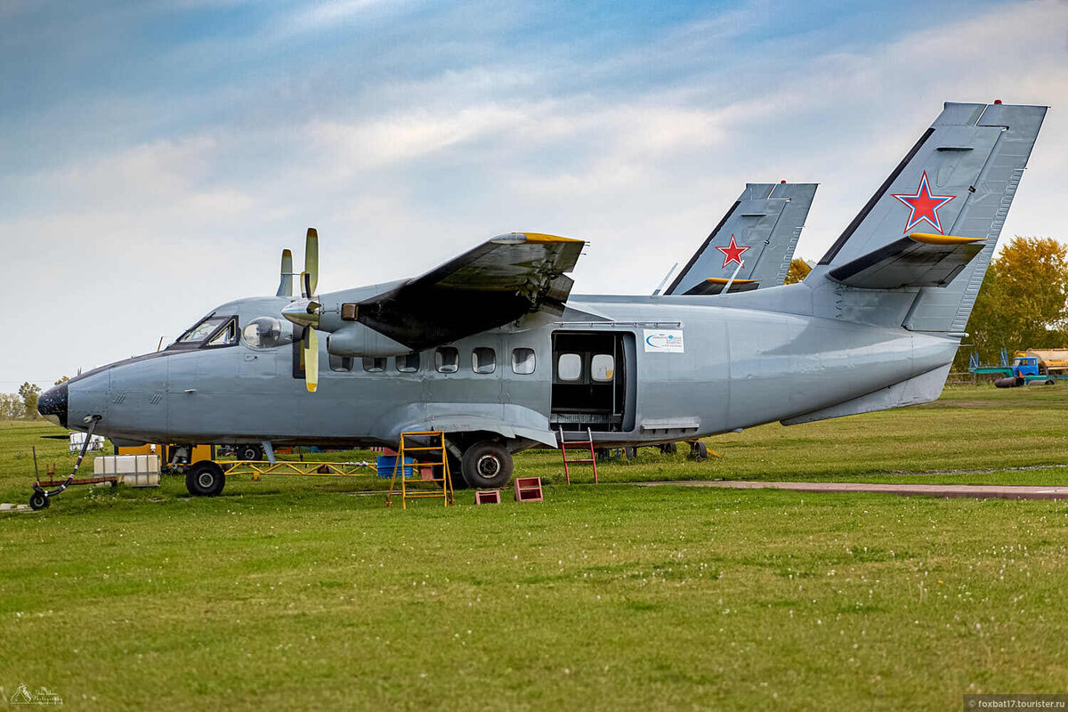 Самолёты Л-410. на аэродроме "Танай".  фото: картинки яндекса.
