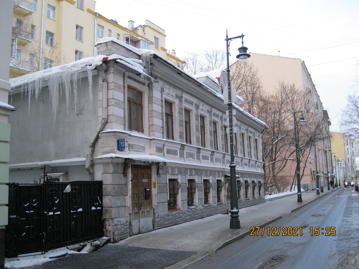 Сосульки на крыше московского особняка