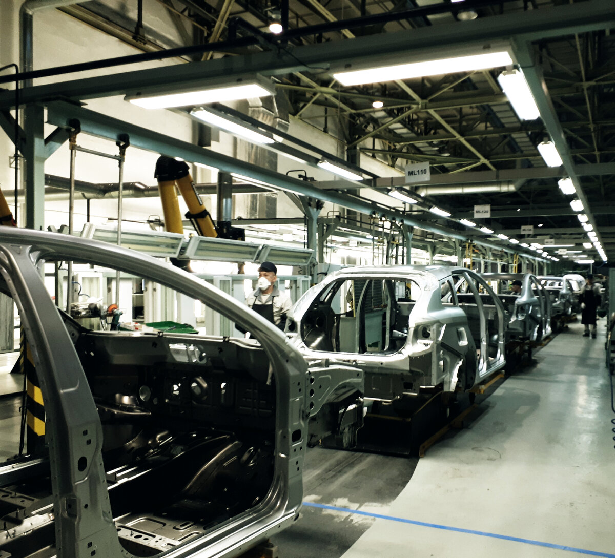 Производственный конвейер легковых автомобилей в Ижевске