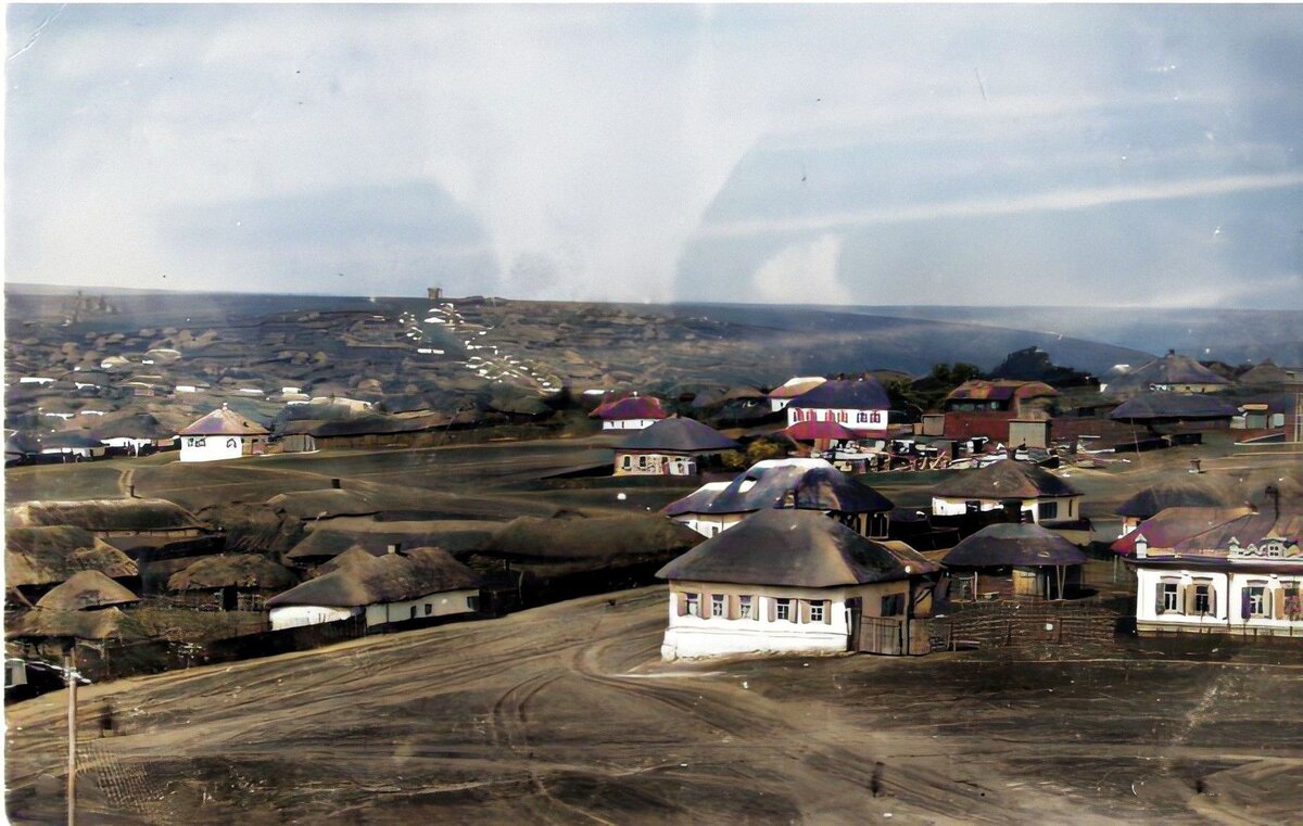 На фото вид города Коротояк со слободами начала XX века. Оригинал хранится в музее, колор от подписчика сообщества в ВК.