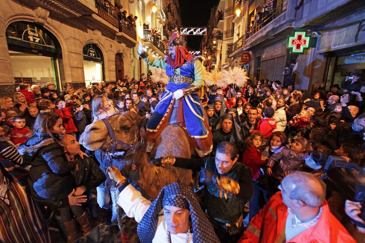 Испанские новогодние песни. Reyes Magos Испания. Los Reyes Magos в Испании. Кавалькада волхвов в Испании. Los Reyes Magos в Испании cabalgata de los Reyes Magos.